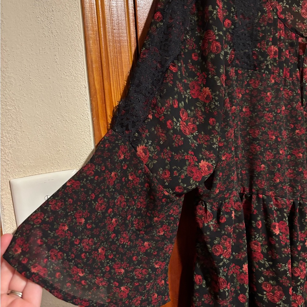 TORRID Black and Red Floral and Lace Babydoll Blouse Size 00 - Picture 2 of 6